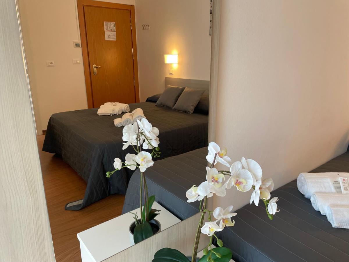 Hotel Augustus มิลาโน แมริตทิมา ภายนอก รูปภาพ